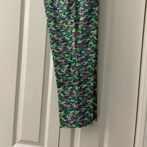 Pink and green camo capri length golf pants